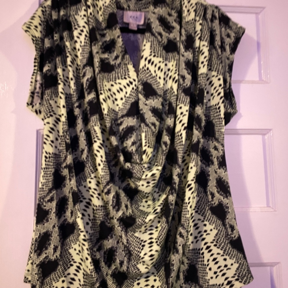 Chic Black and Green Patterned Top